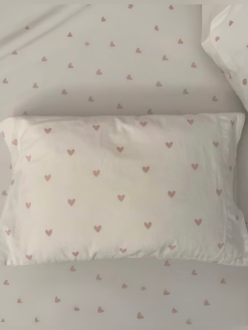CRATE & KIDS BABY CRIB SHEET IN WHITE WITH PINK HEARTS